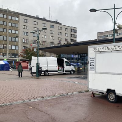 Ojalan lihapiirakkakioski Porin torilla.