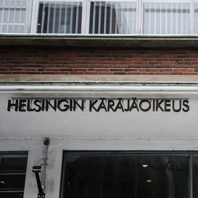 Bild av texten ovanför ingången till Helsingfors tingsrätt.