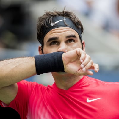 Roger Federer tittar upp mot himlen.