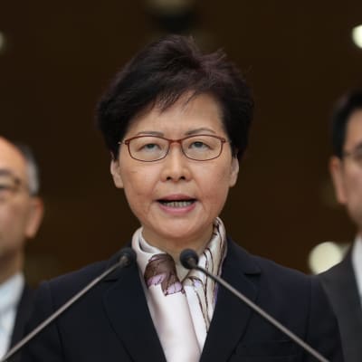 Hongkongs ledare Carrie Lam befinner sig under enormt tryck både från Kina och sina egna landsmän