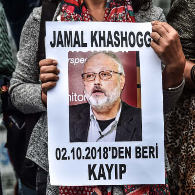 En demonstrant håller en bild av dem mördade journalisten Jamal Khashoggi