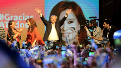 Alberto Fernández höll sitt tacktal i Buenos Aires. Också på plats - och dessutom på ett stort foto i bakgrunden - fanns hans vicepresident, expresidenten Cristina Fernandez de Kirchner.