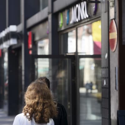 Människor går längs Alexandersgatan i Helsingfors. 