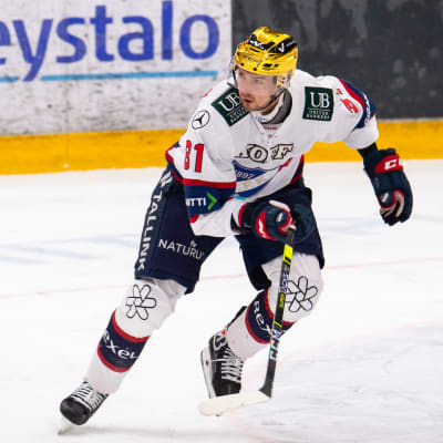 HIFK:s Eetu Koivistoinen glider runt på isen.