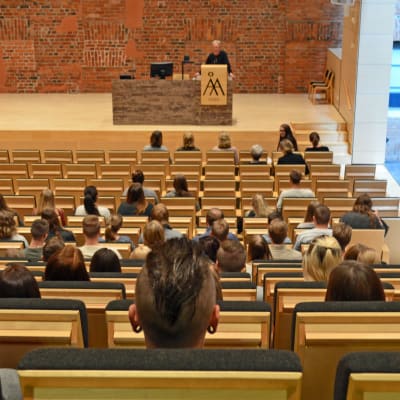 Rektor Göran Djupsund välkomnar de nya studenterna till Åbo Akademi i vasa.