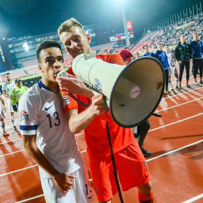 Lukas Hradecky och Pyry Soiri tackar Finlands fans.