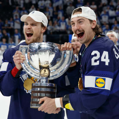 Mikko Lehtonen (vas.) ja Hannes Björninen juhlivat Tampereella Suomen jääkiekkohistorian neljättä MM-kultaa. 