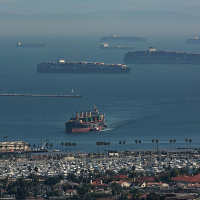 Los Anglesin sataman edustalla kymmenet valtavat konttilaivat odottivat pääsyä satamaan 13. lokakuuta.