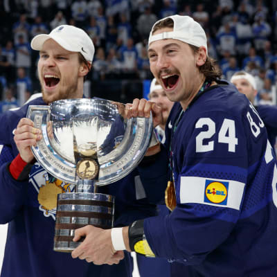 Mikko Lehtonen (vas.) ja Hannes Björninen juhlivat Tampereella Suomen jääkiekkohistorian neljättä MM-kultaa. 