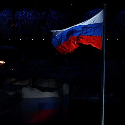 Venäjän lippu ja olympiatuli.
