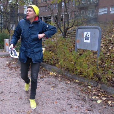 Kasper Strömman tejpar upp förbudslappar