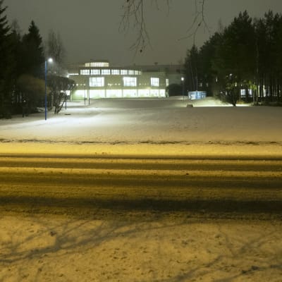 Oulun yliopiston kirjasto talviaamuna.