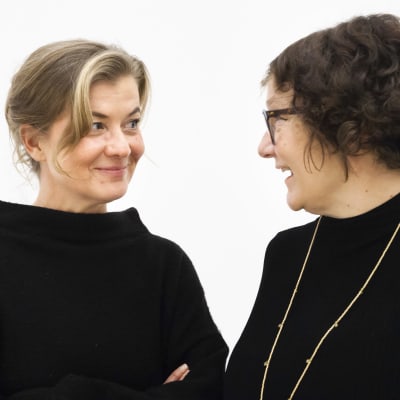 Jeanette Björkqvist och Monika Fagerholm har skrivit ljuddramaserien Mordet på Laura Marklund. 