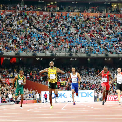 Usain Bolt löper in som etta på 200 meter i VM i Peking 2015.