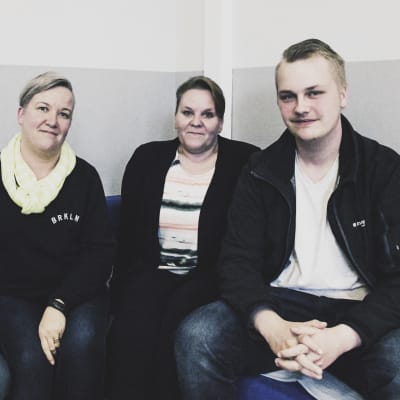 Socialhandledare vid polisen Marie Grönroos, sjukskötare Päivi Kanervio, ungdomsarbetare Nina Mikvelt och Niko Nordström