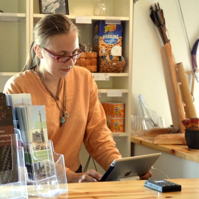 Rose-Marie Wilson står i kassan på Rosala Vikingacenter.