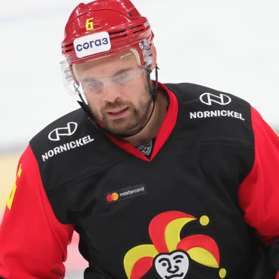 Jesse Joensuu spelar ishockey.