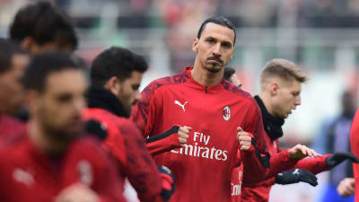 Zlatan Ibrahimovic värmer upp i Milan.