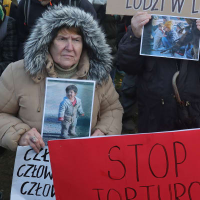 Mammor demonstrerar i staden Michalowo i Polen.