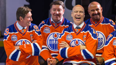 Edmontonlegendarerna Wayne Gretzky, Jari Kurri, Mark Messier och Grant Fuhr är samlade.
