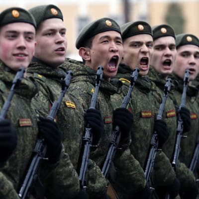 Ryska soldater övar inför segerdagen 2016.