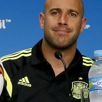 Pepe Reina är en fotbollsmålvakt från Spanien.