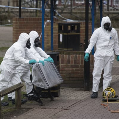 Brittiska militärtekniker lödsgör parkbänken där Sergej Skripal och hans dotter hittades efter att de blivit utsatta för nervgift. 