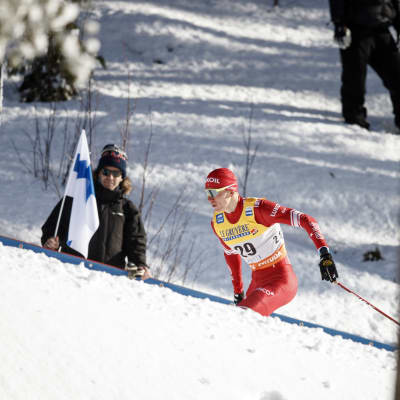 Aleksandr Bolshunov hiihtää suomalaiskatsojan ohi Lahdessa.