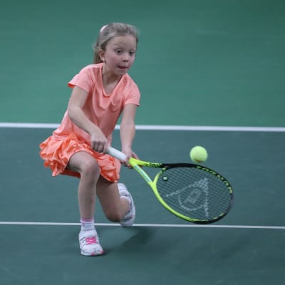 En flicka spelar tennis