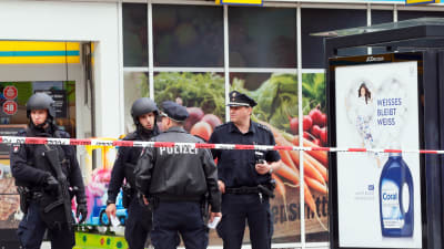 Poliser utanför den stormarknad där knivattacken i Hamburg inträffade 27.7.2017