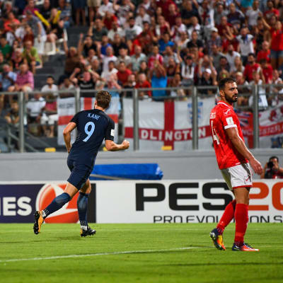 Harry Kane firar, två Maltaspelare deppar