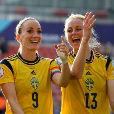 Svenska spelare firar segern över Portugal.