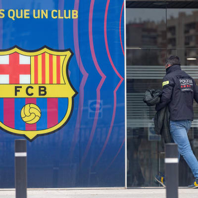 Polis går in i FC Barcelonas lokaler.
