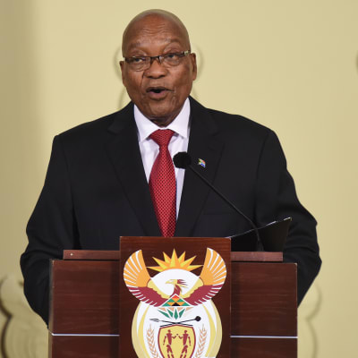 Jacob Zuma står bakom ett podium.