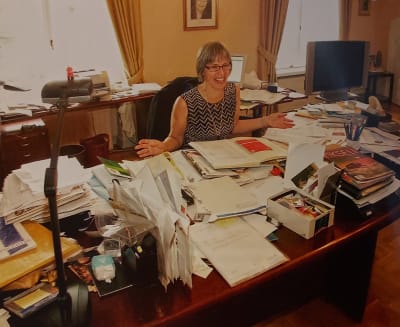 Lehdistöpäällikkönä presidentin kansliassa toiminut Maria Romantschuk työpöytänsä ääressä.