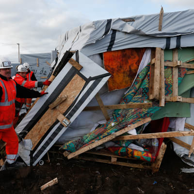 Flyktingläger i Calais rivs.