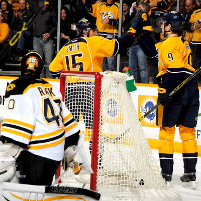 Craig Smith (nummer 15) firar ett mål i NHL tidigare under säsongen.