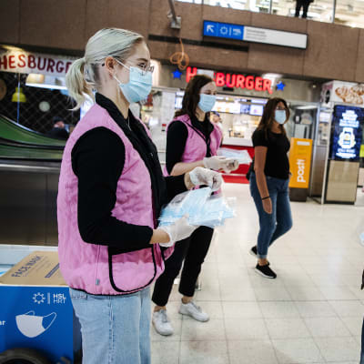 Kuvassa Helsingin päärautatieasemalla on käynnissä tempaus, jossa HSL jakoi ilmaisi maskeja ihmisille elokuussa 2020.