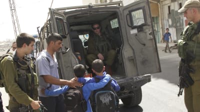 8 & 9-åriga pojkar interneras av israeliska styrkor i Hebron 240914