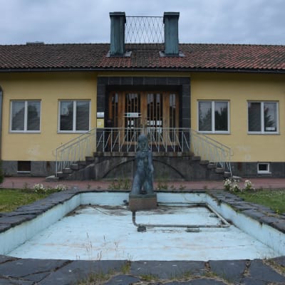 Den tomma fontänen framför Karis stadshus.