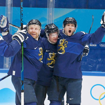 Finland jublar efter ett mål i kvartsfinalen mot Schweiz.