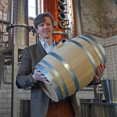 Séamus Holohan håller i en av sina whiskeytunnor i destilleriet.