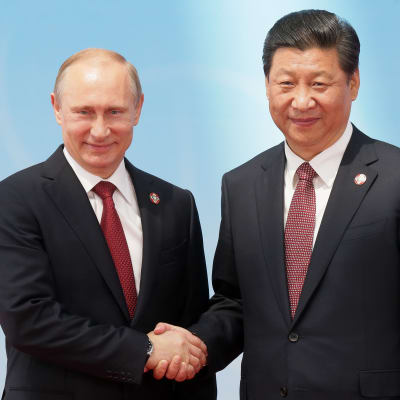 Rysslands president Vladimir Putin skakar hand med Kinas president Xi Jinping.