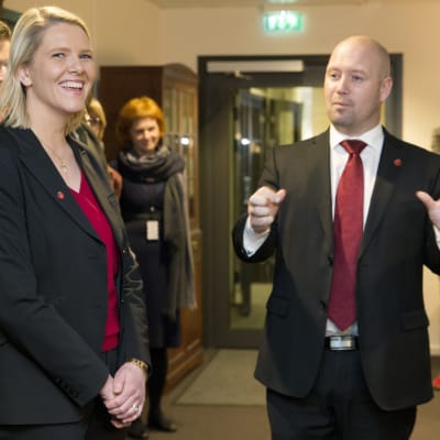 En leende Sylvi Listhaug som blev Norges nya invandrings- och integrationsminister. Listhaug representerar det högerpopulistiska Fremskrittspartiet. Till höger justitieminister  Anders Anundsen.