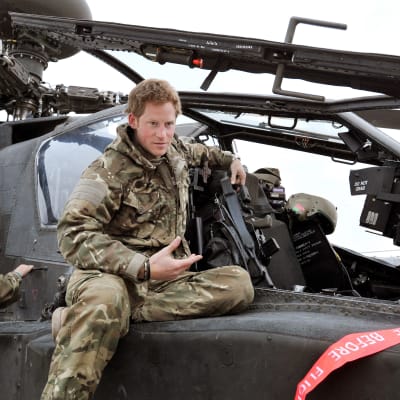 Prinssi Harry istuu Apache-taistelukopterin päällä Afganistanissa vuonna 2012.