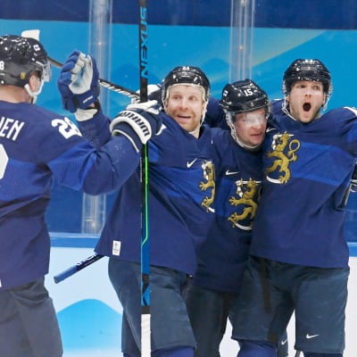 Leo Komarov firar med sina lagkamrater