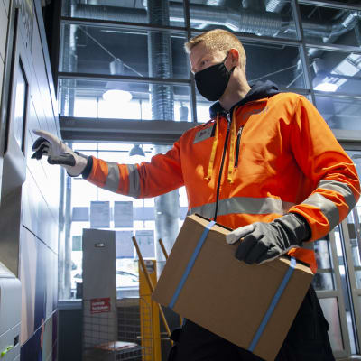 kuljettaja Janne Viljala laittaa lähetyksiä pakettiautomaattiin Pitkälahden ABC -asemalla Kuopiossa