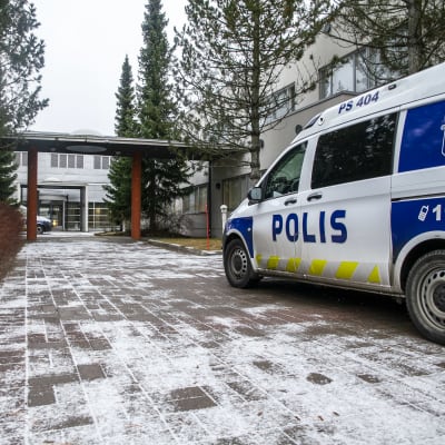 Poliiseja Pyörön koululle uhkauksen seurauksena