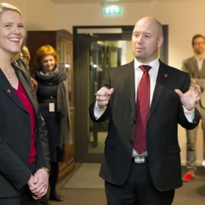 Norjan tuore maahanmuuttoministeri Sylvi Listhaug (vas.) ja oikeusministeri Anders Anundsen (oik.)keskiviikkona 16. joulukuuta 2015.