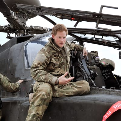 Prins Harry sitter på en Apache-stridshelikopter i Afghanistan 2012.